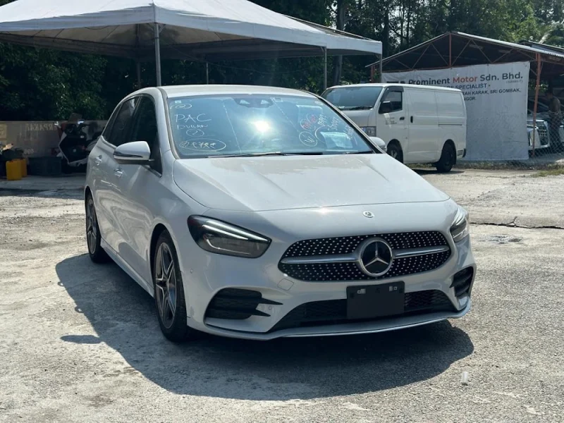 MERCEDES BENZ B180 AMG LINE — stok IZ03